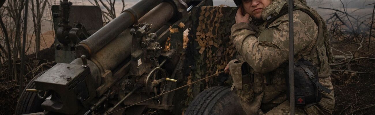 Ukrainische Soldaten der 71. Jägerbrigade feuern eine Haubitze M101 auf russische Stellungen an der Frontlinie bei Awdijiwka ab., © Efrem Lukatsky/AP/dpa