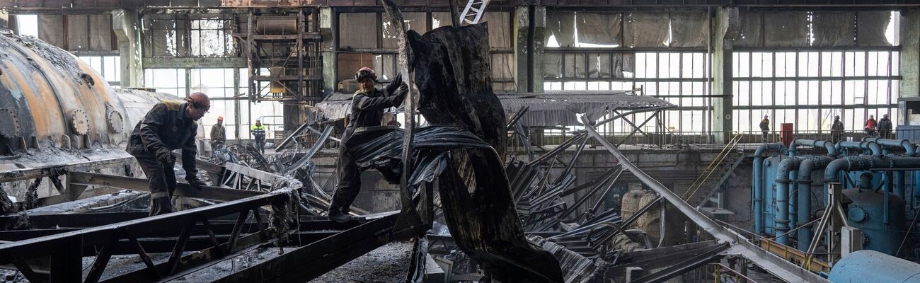 Arbeiter räumen die Trümmer nach einem russischen Raketenangriff auf ein DTEK-Kraftwerk in der Ukraine auf., © Evgeniy Maloletka/AP/dpa