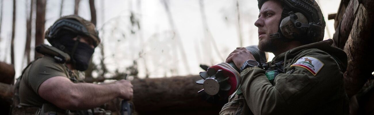 Ein ukrainischer Soldat trägt eine Mörsergranate, während er auf einen Feuerbefehl wartet., © Alex Babenko/AP