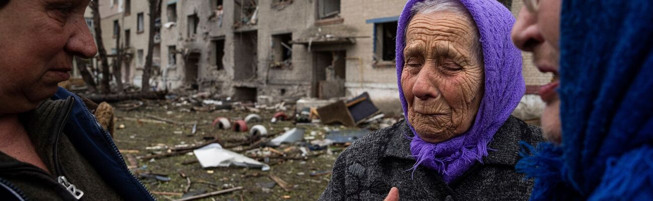 Frauen stehen in Lukiantsi in der Region Charkiw vor einem Haus, das durch einen russischen Luftangriff schwer beschädigt wurde., © Evgeniy Maloletka/AP/dpa
