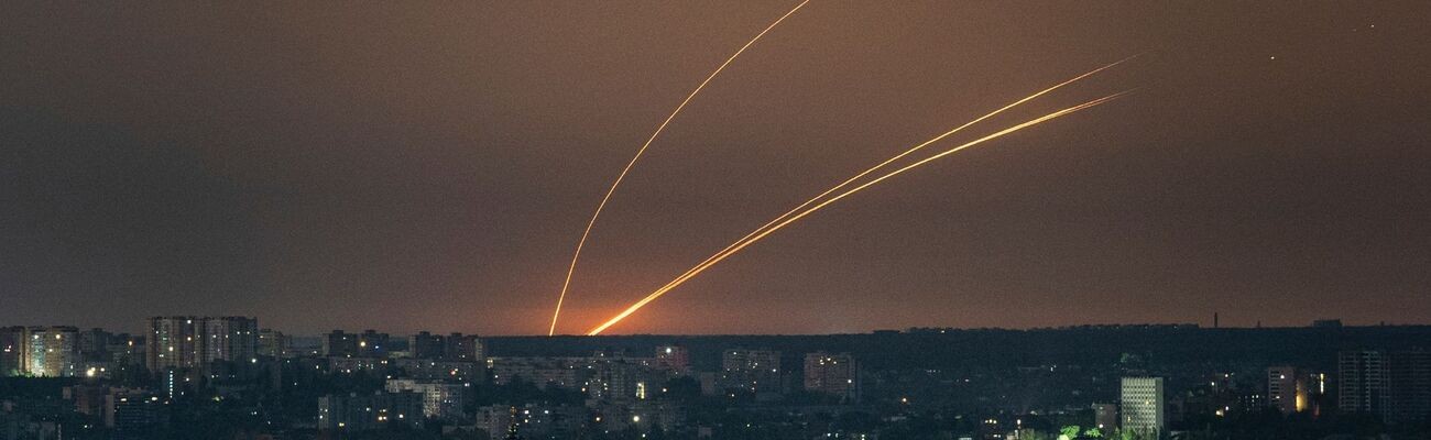 Russische Raketen werden von der Region Belgorod aus auf die Ukraine abgefeuert., © Evgeniy Maloletka/AP/dpa