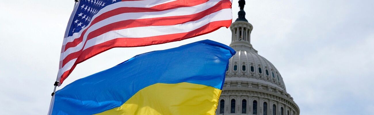 Die US-amerikanische und die ukrainische Flagge wehen vor dem Kapitol in Washington im Wind. Das Pentagon will Kiew bei der Luftverteidigung unterstützen und auch Artilleriemunition liefern., © Mariam Zuhaib/AP/dpa