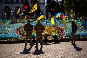 Auf dem Unabhängigkeitsplatz in Kiew wurden Flaggen und Fotos zum Gedenken an im Krieg gefallene Zivilisten und Soldaten aufgestellt., © Francisco Seco/AP/dpa