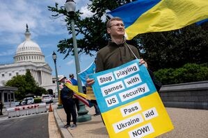 Aktivisten, die die Ukraine unterstützen, demonstrieren vor dem Kapitol., © J. Scott Applewhite/AP/dpa
