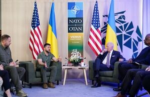 Wolodymyr Selenskyj, Präsident der Ukraine schreibt auf der Plattform X (vormals Twitter): «Diese Abstimmung stärkt Amerikas Rolle als Leuchtturm der Demokratie und als Führer der freien Welt.», © Susan Walsh/AP/dpa