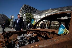 David Cameron auf dem Platz des Heiligen Michael in Kiew, wo zerstörte russische Militärfahrzeuge ausgestellt sind., © Thomas Peter/PA Wire/dpa